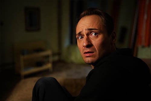 Мужчина с испугом смотрит назад